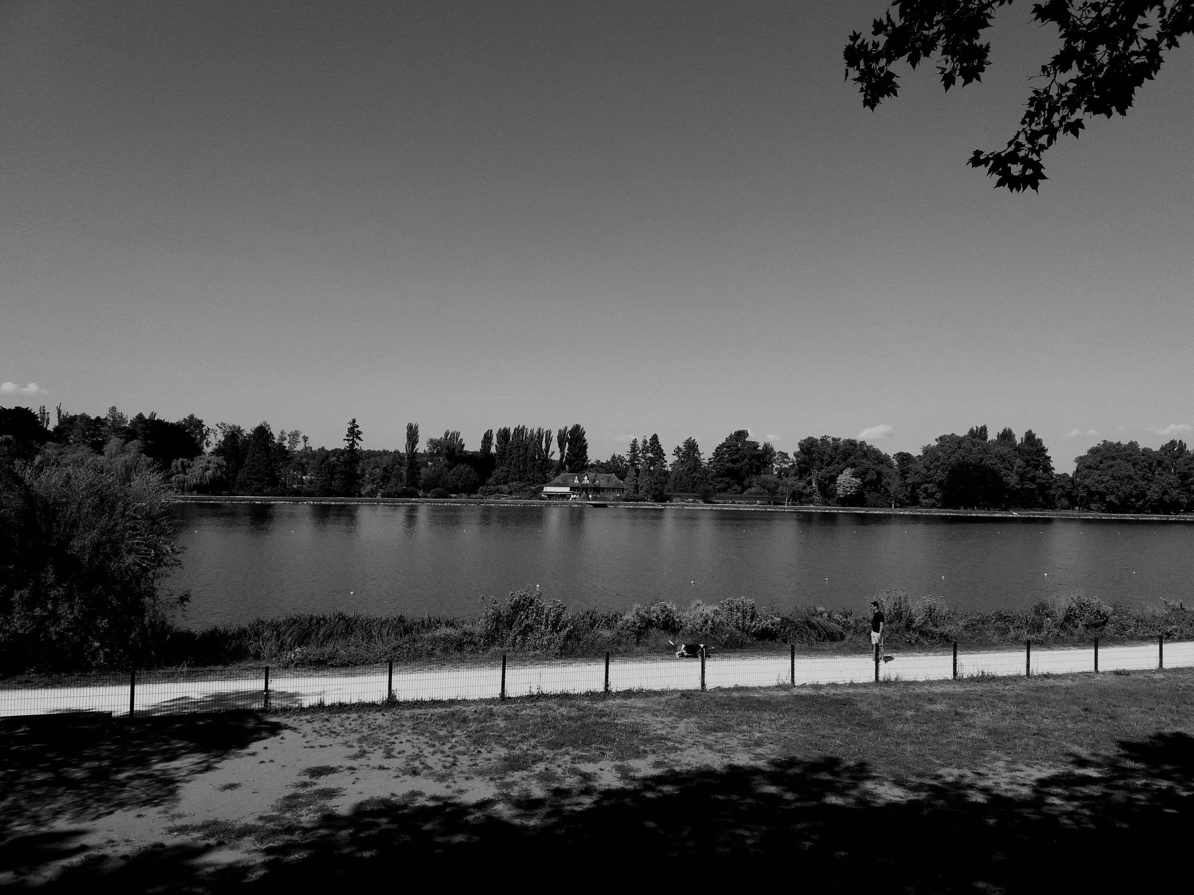 A path along the Allier at Vichy, with the Lac d'Allier beyond.